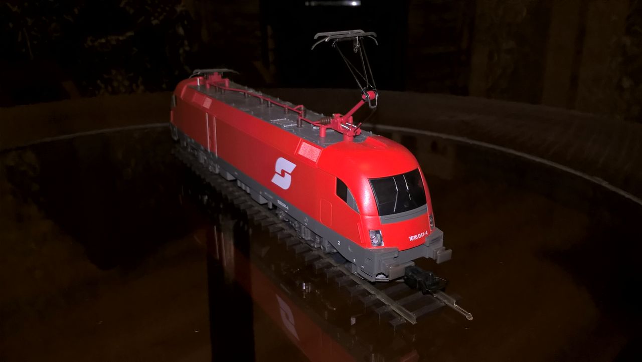 Locomotive model disassembling